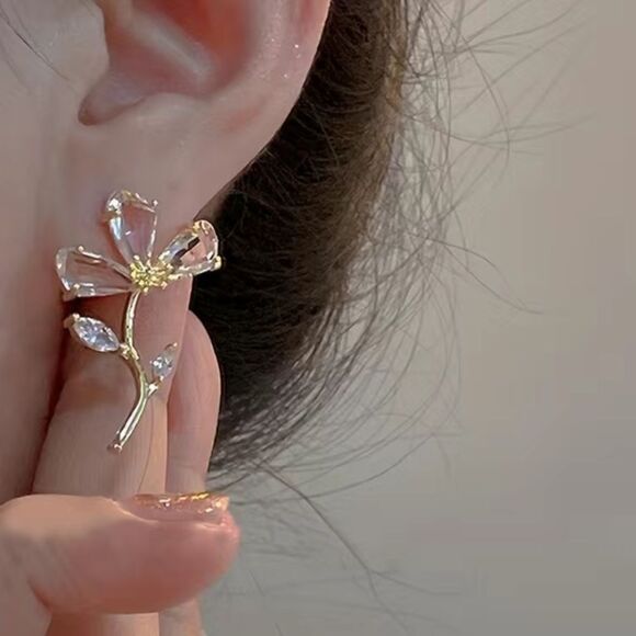 ✨🆕✨ Elegant Delciate Chic Crystal Flower Stud Earrings✨ - Picture 1 of 10